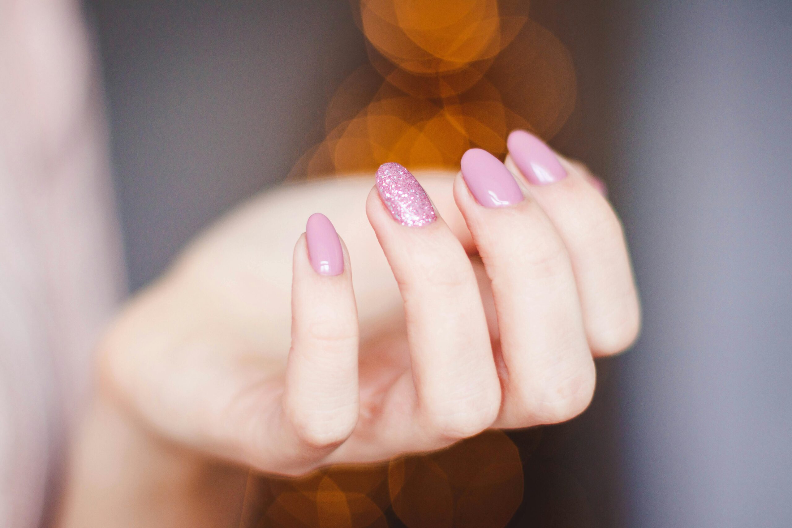 Krótkie, jasne paznokcie - delikatny manicure.